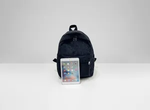 Schwarzer Cord-Rucksack für Studenten, neben einem iPad zum Größenvergleich abgebildet.