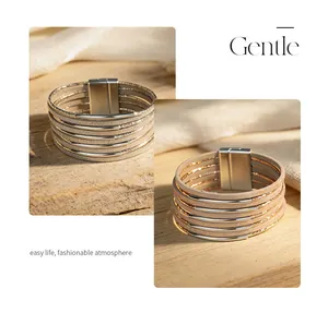 Detailansicht eines stilvollen mehrlagigen PU-Lederarmbands mit Magnetverschluss in Silber