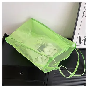 Vista dettagliata di una borsa a rete verde neon capiente per spiaggia e viaggi