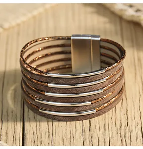Nahaufnahme von mehrlagigem PU-Lederarmband mit Metallakzenten und Magnetverschluss