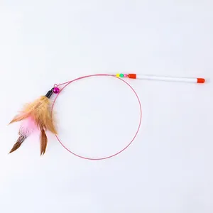 Interaktiver Katzenstab mit elastischem Stahldraht, echten Federn und einem Glöckchen