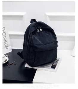 Nahaufnahme eines stylischen schwarzen Cordrucksacks für Damen in einem Lifestyle Studio