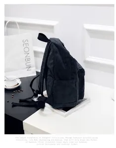 Detailansicht eines stilvollen schwarzen Cord-Rucksacks mit strukturierter Oberfläche.