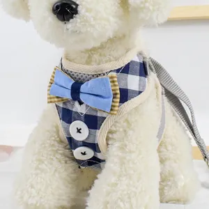 Ademend hondentuigje met blauwe vlinderdas en bijpassende riem voor kleine honden