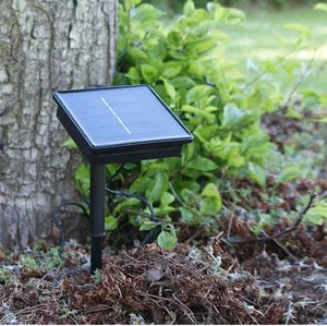 Detailaufnahme des Solarpanels für dekorative LED-Efeulichterketten im Freien