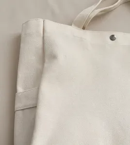 Detailansicht der strapazierfähigen cremefarbenen Canvas-Einkaufstasche