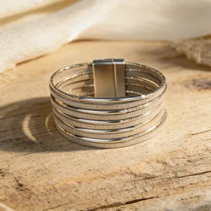 Modisches mehrlagiges PU-Leder-Wickelarmband mit Metallröhren und Magnetverschluss