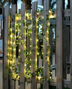 Solarbetriebene LED-Efeublatt-Lichterkette, wunderschön über einen Gartenzaun drapiert