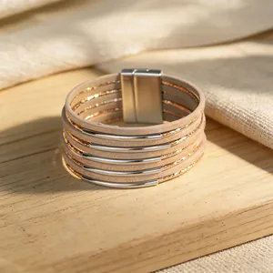Elegantes mehrlagiges PU-Lederarmband mit goldenen Akzenten und Magnetverschluss.