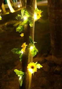 Detaillierte Nahaufnahme von leuchtenden LED-Sonnenblumen-Ranken an einem Holzpfosten