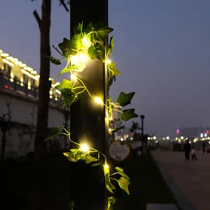 Nahaufnahme der künstlichen Efeu-Lichterkette mit warmen LEDs für die Außendekoration