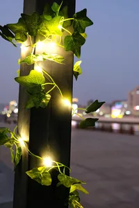 Nahaufnahme von warmweißen LED-Efeublatt-Lichterketten für die Garten-Deko im Freien