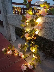 Leuchtende LED-Rosenranken an einem Steinengeländer für die Garten- und Außendekoration
