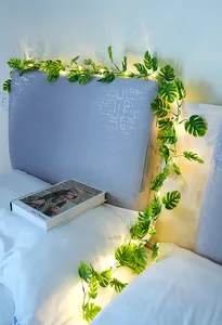 Künstliche Monstera-Blatt-Lichterkette für gemütliche Stimmung am Kopfende des Bettes