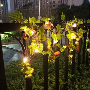 Nahaufnahme der Solar LED Blattgirlande mit Blumen zur Dekoration eines Außenzauns