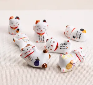Vista detallada de los soportes para palillos Maneki-neko de cerámica japonesa