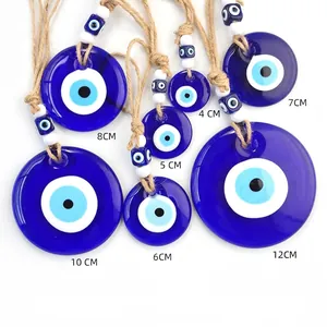 Confronto taglie di ciondoli turchi in vetro Evil Eye da 4 cm a 12 cm di diametro.