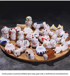 Vue détaillée de divers repose-baguettes japonais en céramique en forme de chat et d'animal