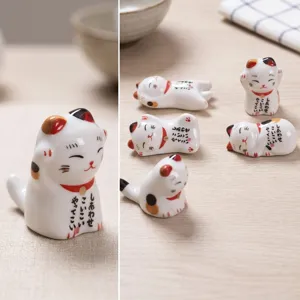 Vista detallada de soportes para palillos de cerámica Maneki Neko gato de la suerte