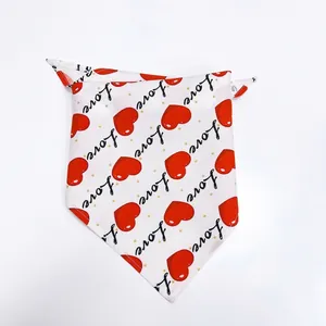 Weiße Haustier Bandana mit roten Herzen, Goldsternen und 'Love'-Muster für Valentinstag