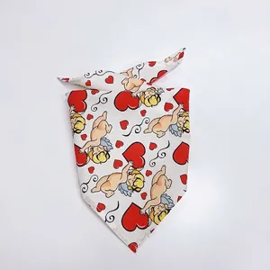 Detailansicht eines Hunde-Bandanas mit roten Herzen und Amormuster zum Valentinstag-Geschenk