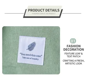 Primer plano detallado del parche de hoja blanca en tela de pana verde del bolso