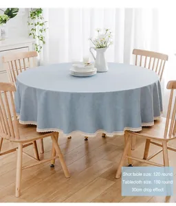 Detailansicht der blauen runden Tischdecke aus Leinenimitat mit eleganter Spitze zu Hause