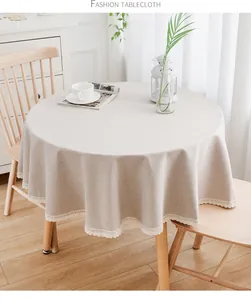 Runde Tischdecke in Leinenoptik mit Spitzenkante in einem hellen, modernen Esszimmer