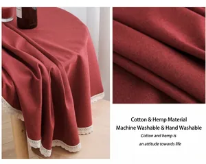 Detail der roten runden Tischdecke aus Leinenimitat mit elegantem Spitzenrand