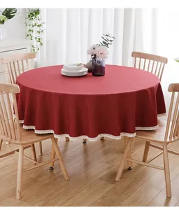 Esszimmerszene mit einer weinroten runden Tischdecke mit elegantem Spitzenbesatz