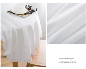 Detailansicht der eleganten weißen runden Tischdecke mit Spitzenkante und Leinenstruktur