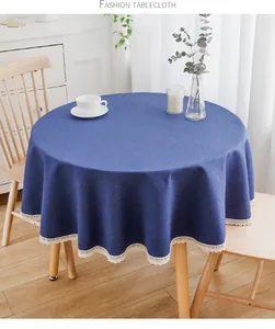 Detailansicht der dunkelblauen runden Tischdecke mit eleganter weißer Spitzenborte