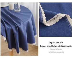 Nahaufnahme der blauen runden Tischdecke mit feinem weißen Spitzenbesatz.
