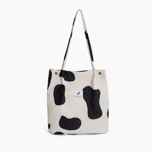 Bolso tote grande con estampado de vaca en pana suave para uso diario elegante