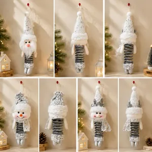 Decorazioni natalizie in peluche con gambe a molla, cappelli a maglia e dettagli festivi.