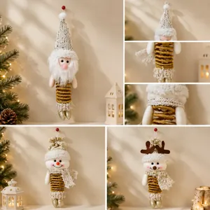 Collage dettagliato di addobbi natalizi in peluche con Babbo Natale e pupazzo di neve a molla