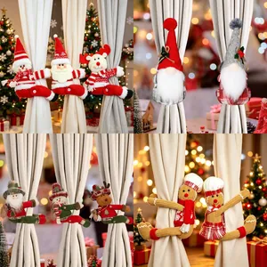 Dettaglio di vari fermatenda natalizi in peluche con Babbo Natale, renna e gnomo