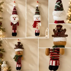 Dettaglio di ornamenti natalizi in peluche con Babbo Natale, pupazzo di neve e renna