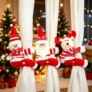 Dettaglio dei ferma tende natalizi in peluche Babbo Natale, pupazzo di neve e renna.