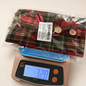 Detailed weight measurement showing the festive Christmas wine bottle cover at 32.8 grams