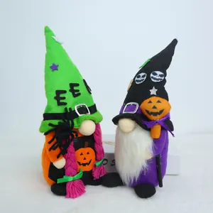 Dettaglio di gnomi di Halloween in peluche con cappelli da strega e motivi a zucca