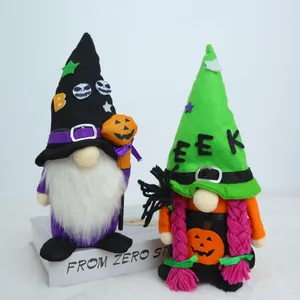 Primo piano dettagliato di due gnomi di Halloween fatti a mano con decori di zucca