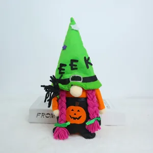 Dettaglio dello gnomo strega di Halloween in peluche con cappello EEK e grembiule zucca