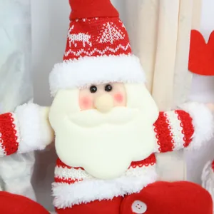 Dettaglio ravvicinato di un ferma tenda in peluche di Babbo Natale per Natale