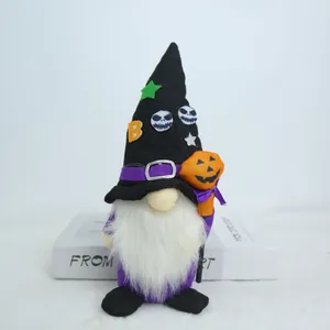 Vista dettagliata di uno gnomo di Halloween con cappello da strega, teschi e bacchetta zucca