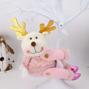 Dettaglio del fermatenda a forma di renna in peluche con corna dorate e vestito rosa