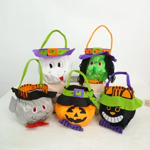 Vista detallada de cinco bolsas de caramelos de Halloween con diseños de calabaza y bruja