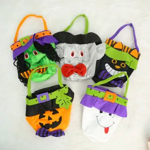 Juego de cinco bolsas de caramelos de Halloween de felpa con personajes de bruja y calabaza.