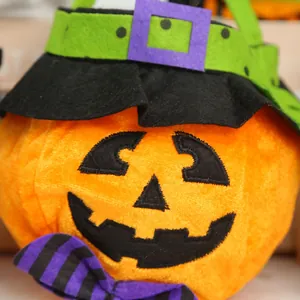 Primer plano de bolsa de caramelos de calabaza de Halloween con sombrero de bruja.