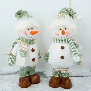 Détail de deux adorables figurines de bonshommes de neige de Noël en tricot vert